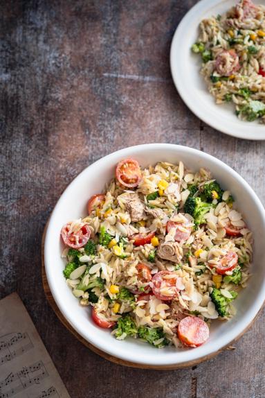 Zdjęcie - Sałatka makaronowa z tuńczykiem i brokułem - Przepisy kulinarne ze zdjęciami