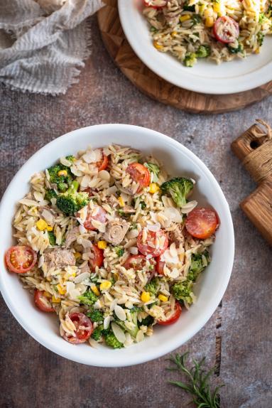 Zdjęcie - Sałatka makaronowa z tuńczykiem i brokułem - Przepisy kulinarne ze zdjęciami