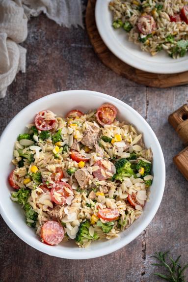 Zdjęcie - Sałatka makaronowa z tuńczykiem i brokułem - Przepisy kulinarne ze zdjęciami