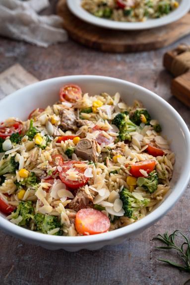 Zdjęcie - Sałatka makaronowa z tuńczykiem i brokułem - Przepisy kulinarne ze zdjęciami