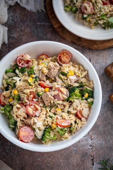 Zdjęcie - Sałatka makaronowa z tuńczykiem i brokułem - Przepisy kulinarne ze zdjęciami