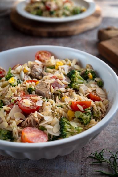 Zdjęcie - Sałatka makaronowa z tuńczykiem i brokułem - Przepisy kulinarne ze zdjęciami