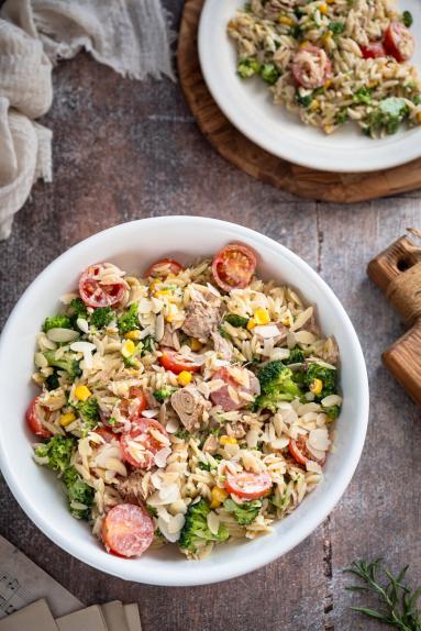 Zdjęcie - Sałatka makaronowa z tuńczykiem i brokułem - Przepisy kulinarne ze zdjęciami