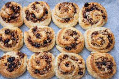 Zdjęcie: Rolsy drożdżowe z bakaliami Zdjęcie - Rolsy drożdżowe z bakaliami - Przepisy kulinarne ze zdjęciami