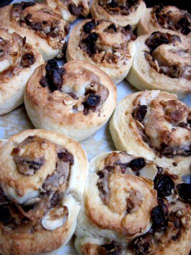 Zdjęcie - Rolsy drożdżowe z bakaliami - Przepisy kulinarne ze zdjęciami