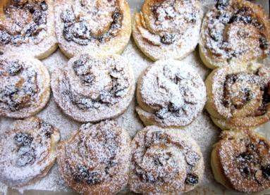 Zdjęcie: Rolsy drożdżowe z bakaliami Zdjęcie - Rolsy drożdżowe z bakaliami - Przepisy kulinarne ze zdjęciami