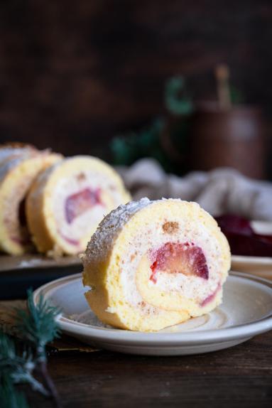 Zdjęcie - Rolada biszkoptowa z kremem spekulatius i śliwkami - Przepisy kulinarne ze zdjęciami