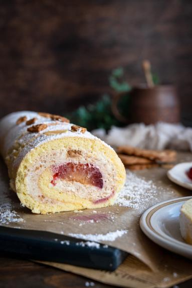 Zdjęcie - Rolada biszkoptowa z kremem spekulatius i śliwkami - Przepisy kulinarne ze zdjęciami