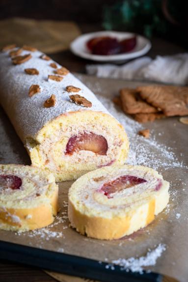 Zdjęcie - Rolada biszkoptowa z kremem spekulatius i śliwkami - Przepisy kulinarne ze zdjęciami