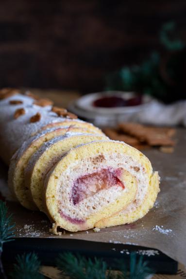 Zdjęcie - Rolada biszkoptowa z kremem spekulatius i śliwkami - Przepisy kulinarne ze zdjęciami