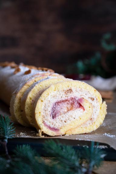 Zdjęcie - Rolada biszkoptowa z kremem spekulatius i śliwkami - Przepisy kulinarne ze zdjęciami