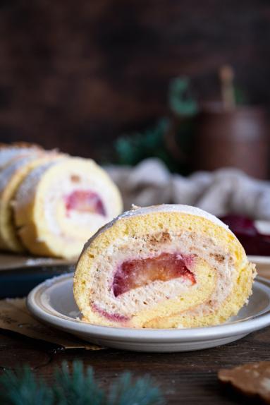 Zdjęcie - Rolada biszkoptowa z kremem spekulatius i śliwkami - Przepisy kulinarne ze zdjęciami