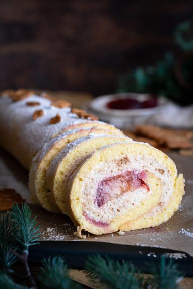 Zdjęcie - Rolada biszkoptowa z kremem spekulatius i śliwkami - Przepisy kulinarne ze zdjęciami