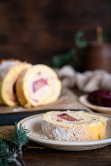 Zdjęcie - Rolada biszkoptowa z kremem spekulatius i śliwkami - Przepisy kulinarne ze zdjęciami