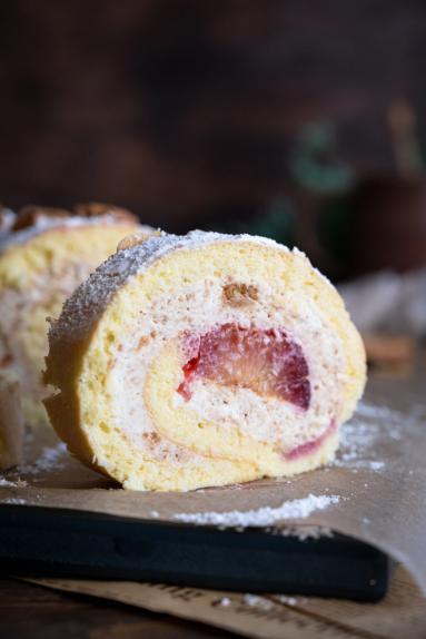 Zdjęcie - Rolada biszkoptowa z kremem spekulatius i śliwkami - Przepisy kulinarne ze zdjęciami