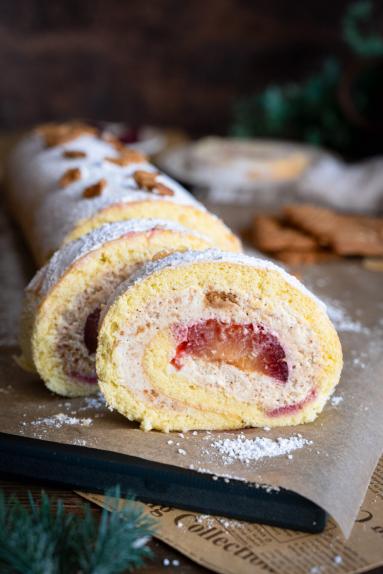 Zdjęcie - Rolada biszkoptowa z kremem spekulatius i śliwkami - Przepisy kulinarne ze zdjęciami