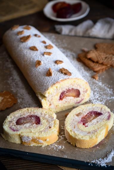 Zdjęcie - Rolada biszkoptowa z kremem spekulatius i śliwkami - Przepisy kulinarne ze zdjęciami