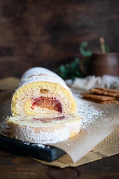 Zdjęcie - Rolada biszkoptowa z kremem spekulatius i śliwkami - Przepisy kulinarne ze zdjęciami