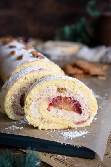 Zdjęcie - Rolada biszkoptowa z kremem spekulatius i śliwkami - Przepisy kulinarne ze zdjęciami