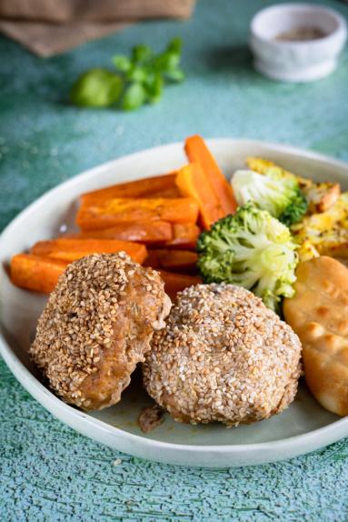 Zdjęcie - Mielone drobiowe z frytkami z batata i selera - Przepisy kulinarne ze zdjęciami