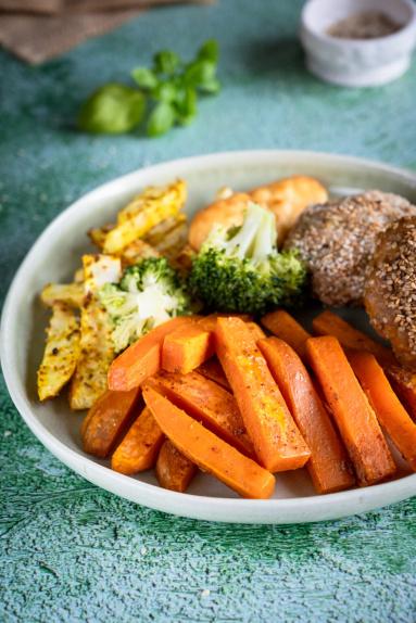 Zdjęcie - Mielone drobiowe z frytkami z batata i selera - Przepisy kulinarne ze zdjęciami