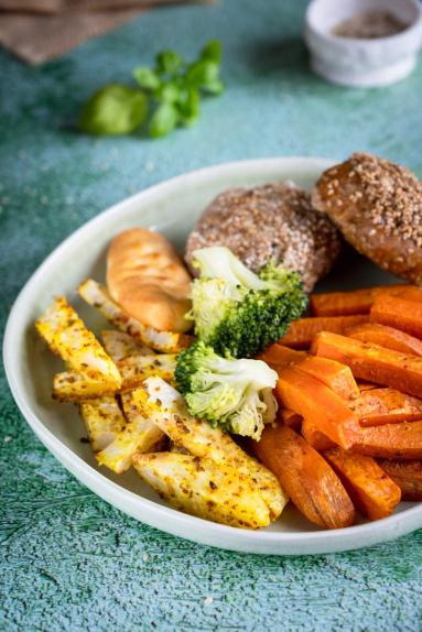 Zdjęcie - Mielone drobiowe z frytkami z batata i selera - Przepisy kulinarne ze zdjęciami