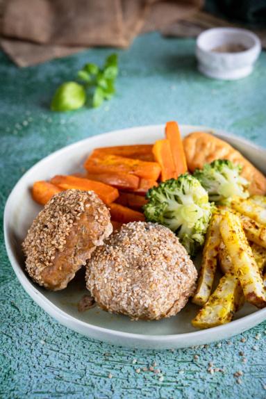 Zdjęcie: Mielone drobiowe z frytkami z batata i selera Zdjęcie - Mielone drobiowe z frytkami z batata i selera - Przepisy kulinarne ze zdjęciami