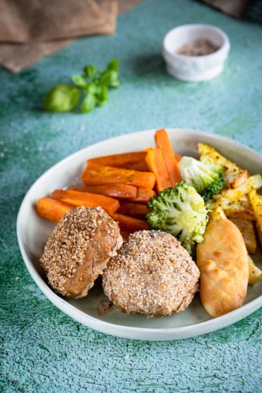 Zdjęcie - Mielone drobiowe z frytkami z batata i selera - Przepisy kulinarne ze zdjęciami