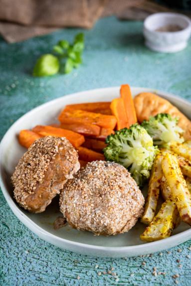 Zdjęcie: Mielone drobiowe z frytkami z batata i selera Zdjęcie - Mielone drobiowe z frytkami z batata i selera - Przepisy kulinarne ze zdjęciami