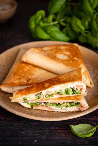 Zdjęcie - Tr&oacute;jkątne kieszonki z tortilli z łososiem - Przepisy kulinarne ze zdjęciami