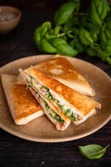 Zdjęcie: Trójkątne kieszonki z tortilli z łososiem Zdjęcie - Trójkątne kieszonki z tortilli z łososiem - Przepisy kulinarne ze zdjęciami