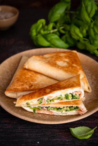 Zdjęcie: Trójkątne kieszonki z tortilli z łososiem Zdjęcie - Trójkątne kieszonki z tortilli z łososiem - Przepisy kulinarne ze zdjęciami