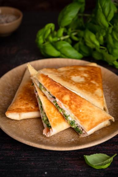 Zdjęcie - Tr&oacute;jkątne kieszonki z tortilli z łososiem - Przepisy kulinarne ze zdjęciami