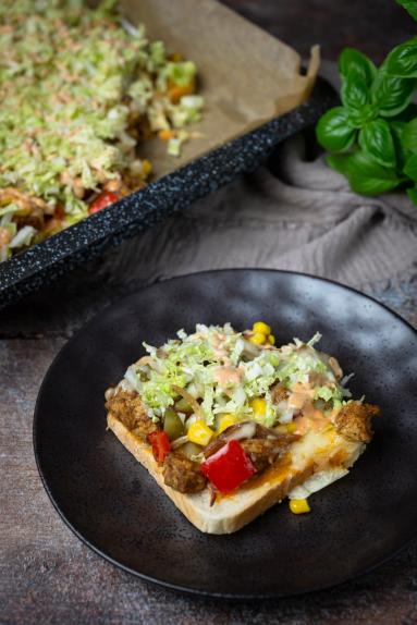 Zdjęcie - Zapiekanka Gyros na chlebie tostowym - Przepisy kulinarne ze zdjęciami