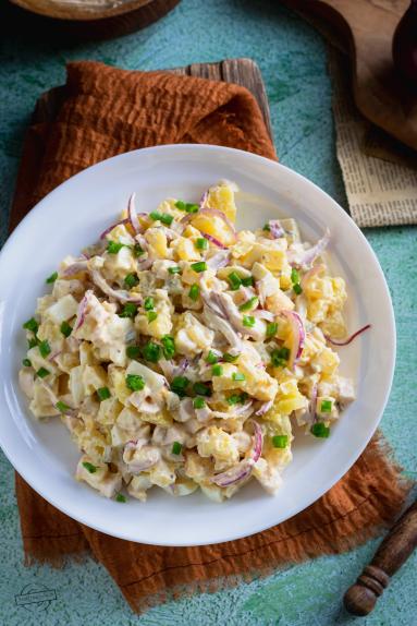 Zdjęcie - Sałatka ziemniaczana z wędzonym kurczakiem - Przepisy kulinarne ze zdjęciami