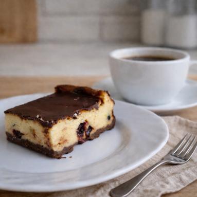 Zdjęcie - Prosty sernik na kakaowym spodzie - Przepisy kulinarne ze zdjęciami