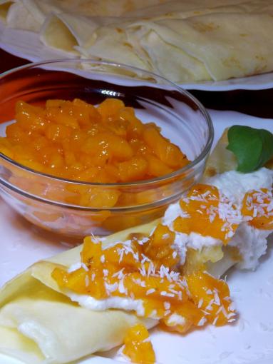 Zdjęcie - Naleśniki z owocami/ kaki / - Przepisy kulinarne ze zdjęciami