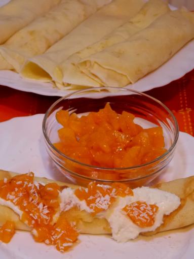 Zdjęcie - Naleśniki z owocami/ kaki / - Przepisy kulinarne ze zdjęciami