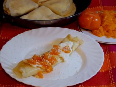 Zdjęcie - Naleśniki z owocami/ kaki / - Przepisy kulinarne ze zdjęciami