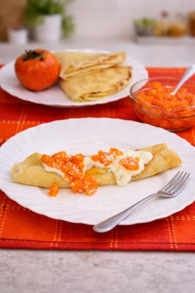 Zdjęcie - Naleśniki z owocami/ kaki / - Przepisy kulinarne ze zdjęciami