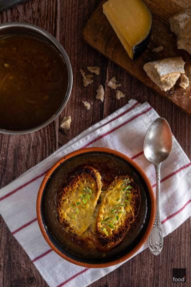 Zdjęcie - Francuska zupa cebulowa - Przepisy kulinarne ze zdjęciami