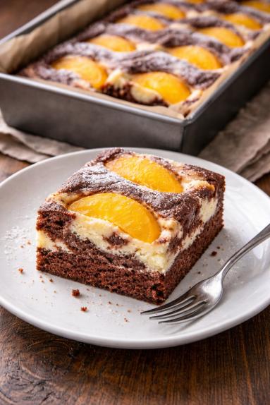 Zdjęcie - Sernik w cieście czekoladowym z brzoskwiniami - Przepisy kulinarne ze zdjęciami