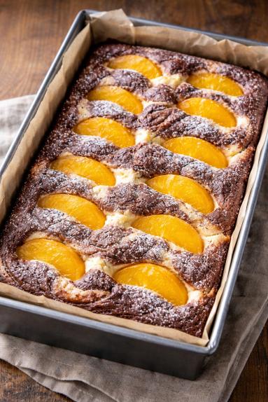 Zdjęcie - Sernik w cieście czekoladowym z brzoskwiniami - Przepisy kulinarne ze zdjęciami