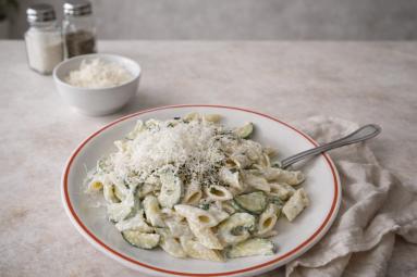 Zdjęcie - Penne w sosie cukiniowo- śmietanowym - Przepisy kulinarne ze zdjęciami