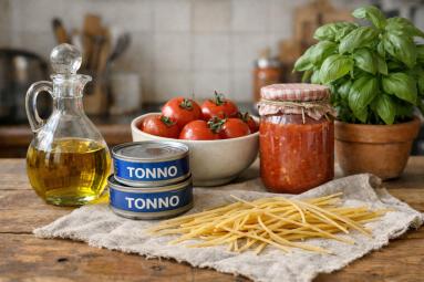 Zdjęcie - Spaghetti z tuńczykiem i pomidorami - Przepisy kulinarne ze zdjęciami