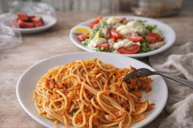 Zdjęcie - Spaghetti z tuńczykiem i pomidorami - Przepisy kulinarne ze zdjęciami