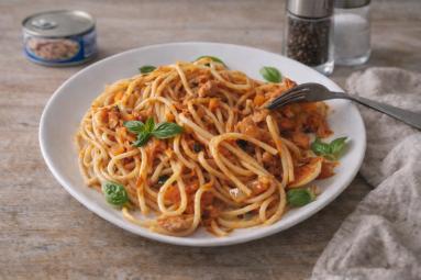 Zdjęcie - Spaghetti z tuńczykiem i pomidorami - Przepisy kulinarne ze zdjęciami