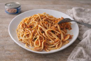 Zdjęcie - Spaghetti z tuńczykiem i pomidorami - Przepisy kulinarne ze zdjęciami