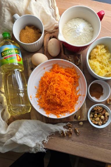 Zdjęcie - Ciasto marchewkowe z jabłkami i orzechami - Przepisy kulinarne ze zdjęciami