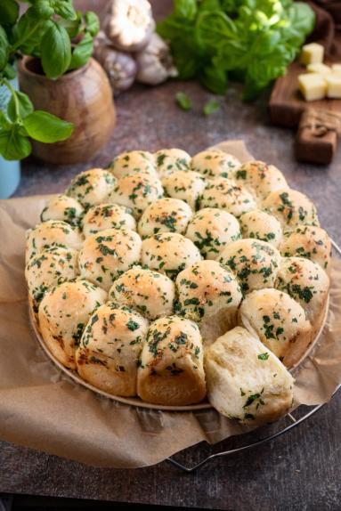 Zdjęcie - Drożdżowe kulki z serem - Przepisy kulinarne ze zdjęciami